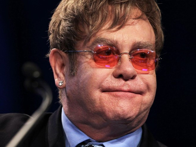 Elton John - Từ gần một thập kỷ trước, Elton John đã mạnh dạn tuyên bố thế giới nên ngưng dùng Internet. Nhạc sĩ đồng tính người Anh cho rằng, thủ phạm khiến thị phần ngành băng đĩa nhạc sụt giảm lúc bấy giờ chính là tốc độ chia sẻ trực tuyến. “Thay vì ngồi nhà viết gõ bàn phím, chúng ta hãy diễu hành trên đường phố và bảy tỏ ý kiến của mình”.