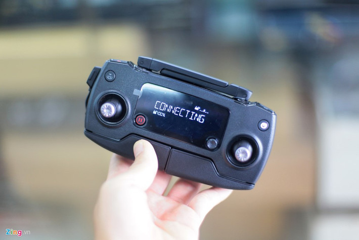 Điều khiển cũng có thiết kế gập mở. Mavic Pro được bổ sung thêm 2 tính năng mà Phantom 4 không có là: Tripod mode (bay chậm) và điều khiển bằng smartphone.