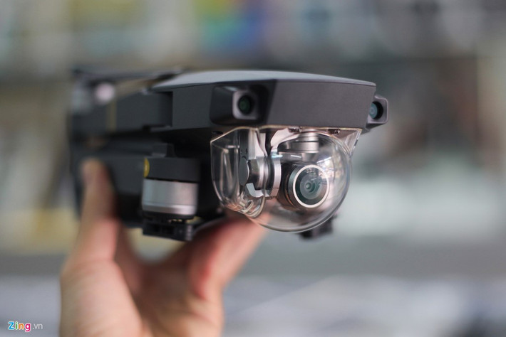 Phía trước là 2 cảm biến chống va chạm với khoảng cách trước 15 m.Mavic được tích hợp 5 camera, hệ thống GPS và Glonass, 2 máy thu phát sóng siêu âm. Toàn bộ dữ liệu từ những bộ phận này được xử lý bằng một CPU 24 nhân, tránh các tình huống va chạm khi đang bay.