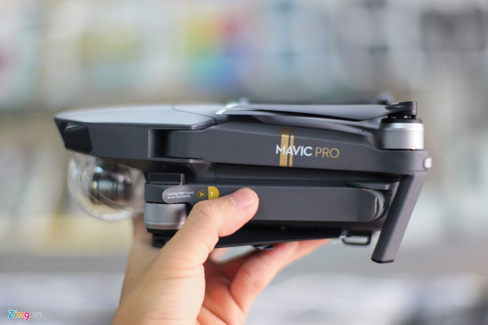 Thiết kế gập mở khiến DJI Mavic Pro trông nhỏ gọn, kích thước 83 x 83 x 198 mm khi xếp lại và tổng trọng lượng tối đa chỉ 743 gram.