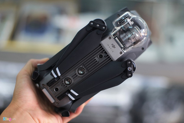 Nhờ trọng lượng nhẹ, Mavic có thể bay với tốc độ tối đa lên đến xấp xỉ 65km/h trong điều kiện lý tưởng và bay một cách ổn định trong gió ở tốc độ 38km/h. Khoảng cách hoạt động của Mavic rất xa, lên đến 13km và có thể bay cao tối đa 5km so với mực nước biển.