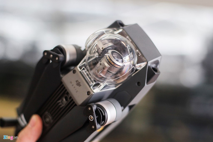 Mavic được trang bị cụm camera 12 MP tích hợp gimbal chống rung 3 trục, chụp ảnh tĩnh 12 MP ở định dạng RAW DNG. Máy ảnh có thể quay video 4K 30 fps, ống kính của Mavic có góc nhìn 78.8° tương đương tiêu cự 28 mm trên cảm biến Full Frame.