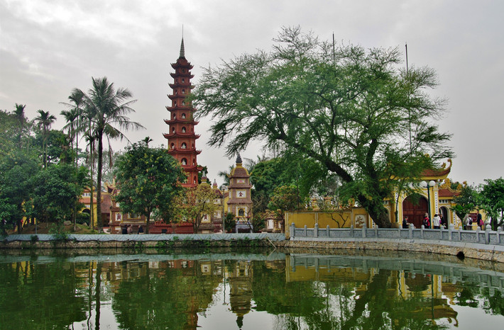 Chùa Trấn Quốc nhìn từ đường Thanh Niên với bảo tháp Lục độ đài sen cao vút. Ảnh: Jean-Marc Astesana - Flickr.com.