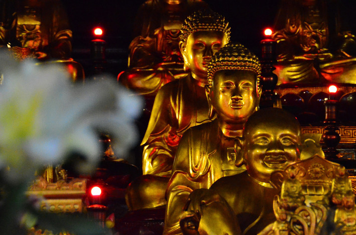 Những bức tượng Phật uy nghiêm trong chính điện chùa. Ảnh: Gerard Ruiters - Flickr.com.