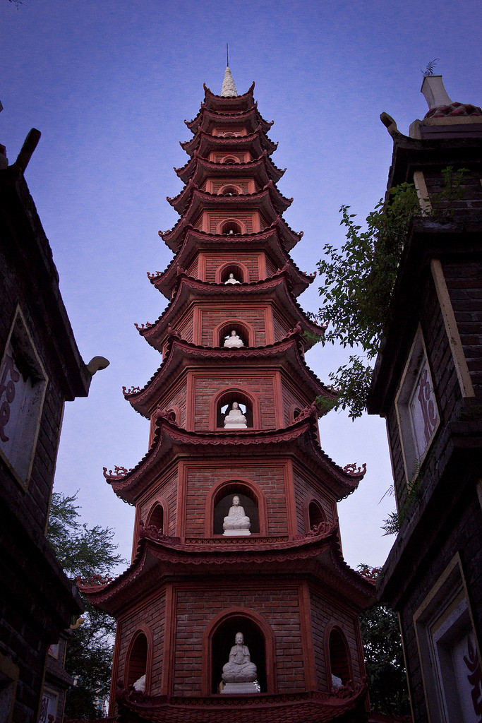 Nét trầm mặc của tháp Lục độ đài sen. Ảnh: Johannes Schnös - Flickr.com.