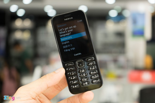 Khác với thiết kế phẳng trên Nokia 216, Nokia 222 dùng các hàng phím tròn mẩy, nổi khối. Toàn thân máy, bao gồm các nút bấm lẫn cổng kết nối đều có màu đen bóng.