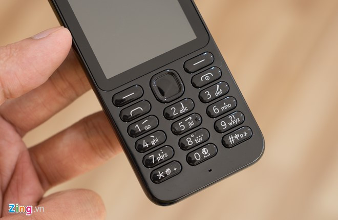 Model này dùng phím nhựa thay vì cao sụ như trên bản Nokia 216. Cách bố trí phím vẫn giữ nguyên.