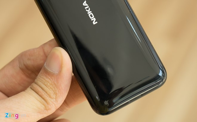 Màu đen bóng trên Nokia 222 khá giống iPhone 7 Jet Black, nhưng độ cong mặt lưng của máy khiến người dùng dễ liên tưởng đến iPhone 3GSS.
