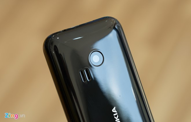 Nhưng đổi lại, Nokia 222 không có đèn flash lẫn camera trước.