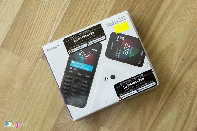 Bắt kịp xu thế "đen bóng", Microsoft vừa cho lên kệ mẫu điện thoại Nokia 222 giá 950.000 đồng tại Việt Nam. Đây là model cao cấp hơn so với Nokia 216 và cũng là một trong những di động cuối cùng của Microsoft trước khi chuyển giao mảng điện thoại cho FHI Mobile và HMD Global.