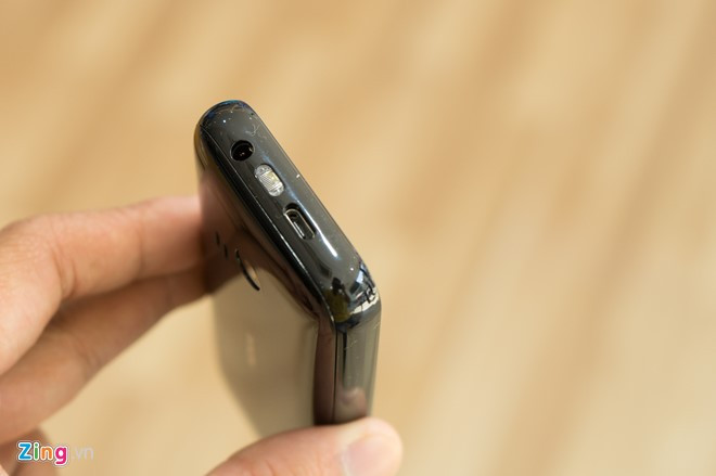 Cạnh trên của máy có giắc cắm âm thanh 3,5mm, đèn flash và cổng sạc.