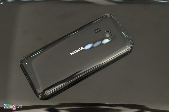 Nokia 222 cũng được cài sẵn các ứng dụng đa phương tiện và mạng xã hội như Group Me, Facebook cũng như các tựa game đơn giản như Creed Brotherhood và Midnight Pool 3.