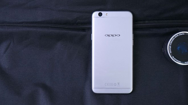 Oppo F1scũng có phiên bản mới, màu xám đen được bán ra từ tháng 11 với giá không đổi. Đây đang là một trong những cái tên "hot" của phân khúc 6 triệu đồng với camera trước 16MP, màn hình 5,5 inch HD,chip xử lý MediaTek MT6750 tốc độ 1,5 GHz, RAM 3GB. Sản phẩm bắt đầu bán ra từ ngày 5/11.