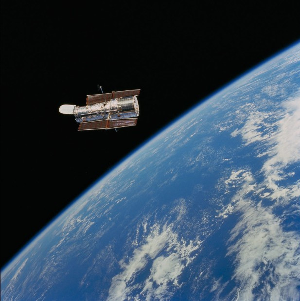 Ngày 24/4/1990, tàu con thoi Discovery đưa kính thiên văn Hubble vào không gian từ Trung tâm vũ trụ Kennedy, bang Florida. Cơ quan Hàng không Vũ trụ Mỹ (NASA) gọi nó là bước tiến quan trọng nhất trong lĩnh vực thiên văn học. Hubble giúp nhân loại quan sát vũ trụ bao la một cách chi tiết và rõ nét hơn.