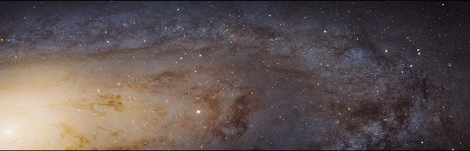 "Hàng xóm" gần nhất của dải Ngân Hà, thiên hà Andromeda. Chúng ta có thể thấy nó bằng mắt thường trong những đêm trời quang. Andromeda trải rộng trong không gian có chiều dài khoảng 4 tỷ năm ánh sáng. Nó cách trái đất 2,5 triệu năm ánh sáng.