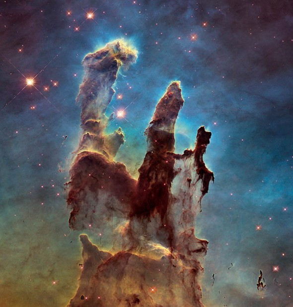 Các nhà thiên văn kết hợp những bức ảnh do Hubble chụp năm 2014 để tạo nên ảnh toàn cảnh về “Các cột tạo hóa” (Pillars of Creation) với chiều dài tới 5 năm ánh sáng. Nó là một phần nhỏ của tinh vân Đại bàng, cách trái đất 6.500 năm ánh sáng.