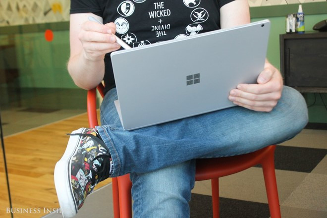 Vì vậy, Matt quyết định gắn bó với Windows 10 để tận hưởng những ưu điểm của công nghệ cảm ứng cũng như nâng cao năng suất làm việc.