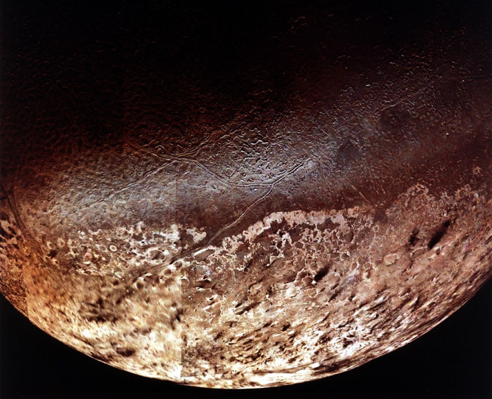 5. Có hiện tượng núi lửa băng (cryovolcanism). Triton có những núi lửa phun băng, nơi các chất như nước, amoniac hoặc methane có thể bị đẩy lên bề mặt do áp lực từ bên trong. Voyager 2 đã quan sát thấy các cột khí nitơ bốc lên cao tới 8 km vào năm 1989. Ảnh: Pinterest.