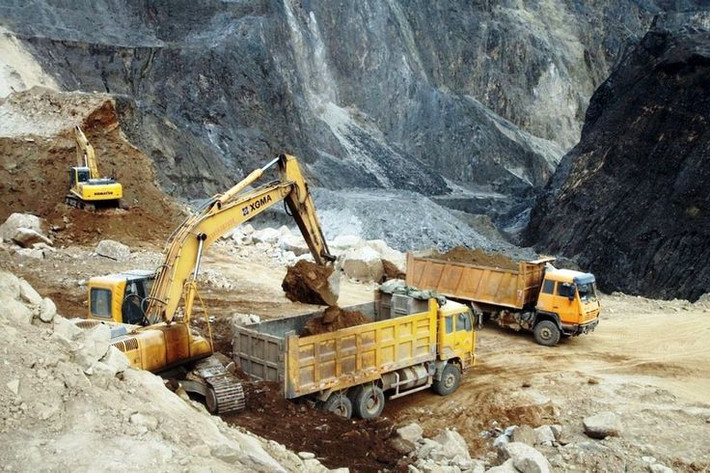 12. Khai thác có tác động môi trường. Quá trình khai thác đất hiếm gây ra nhiều vấn đề môi trường nghiêm trọng, bao gồm ô nhiễm không khí và nước, do các hóa chất độc hại được sử dụng trong quá trình chế biến. Ảnh: Pinterest.