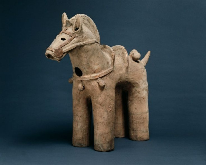 5. Được bao phủ bởi hàng ngàn tượng đất haniwa. Các lăng mộ thường được trang trí bằng tượng đất nung haniwa, mô tả con người, chiến binh, động vật và nhà cửa. Chúng có thể có ý nghĩa tôn giáo hoặc bảo vệ linh hồn người đã khuất. Ảnh: Pinterest.