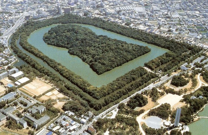 3. Lăng mộ Kofun lớn nhất thuộc về Thiên hoàng Nintoku. Lăng mộ Daisenryō Kofun, thuộc về Thiên hoàng Nintoku (trị vì thế kỷ 4), là một trong những lăng mộ lớn nhất thế giới, có chiều dài khoảng 486 mét, lớn hơn cả Đại Kim Tự Tháp Giza. Ảnh: Pinterest.