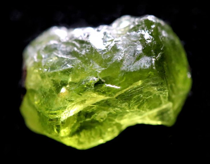 8. Càng tinh khiết, càng có giá trị. Những viên Peridot có màu xanh lục đậm, ít tạp chất thường có giá trị cao, đặc biệt là những viên có nguồn gốc từ Myanmar, Pakistan và Hawaii. Ảnh: Pinterest.