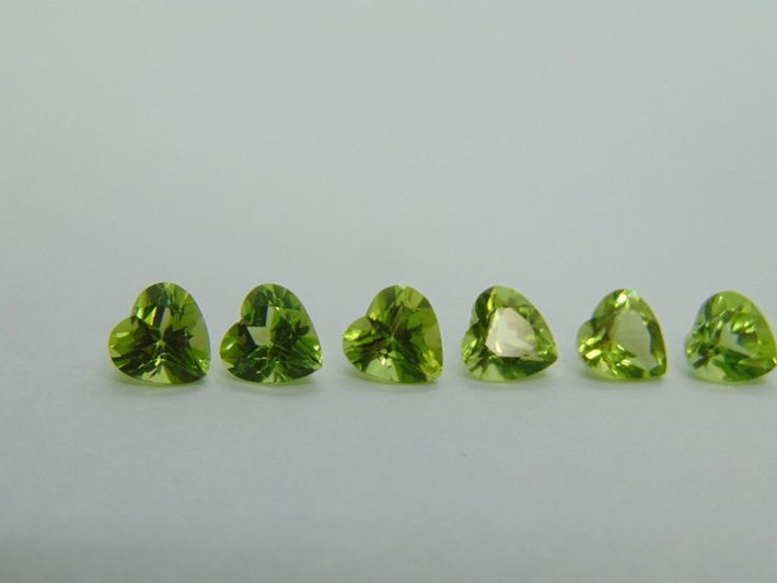 7. Có liên kết với sự chữa lành và thịnh vượng. Trong phong thủy phương Đông, Peridot được cho là giúp cân bằng cảm xúc, xua tan lo âu và thu hút tài lộc cho chủ nhân. Ảnh: Pinterest.
