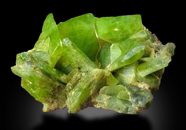 1. Peridot có thể đến từ vũ trụ. Không chỉ được tìm thấy trên Trái Đất, Peridot còn xuất hiện trong thiên thạch và thậm chí trên Mặt Trăng và Sao Hỏa. Ảnh: Pinterest.