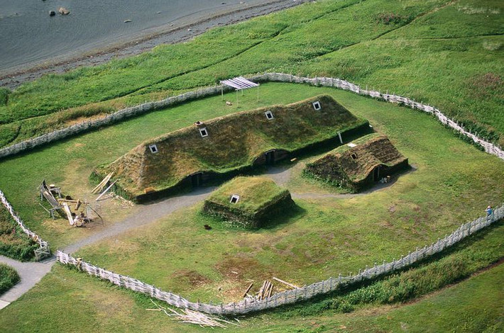 3. Ý nghĩa tên gọi. “L’Anse aux Meadows” có thể xuất phát từ tiếng Pháp "L'Anse aux Méduses" (Vịnh Sứa), nhưng tên này đã bị Anh hóa thành "Meadows" (Đồng Cỏ). Ảnh: Pinterest.