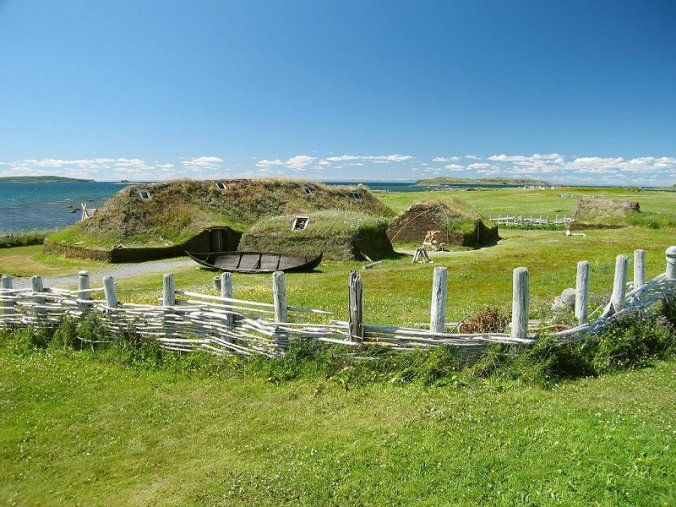 1. Bằng chứng duy nhất về sự hiện diện của người Viking ở Bắc Mỹ. L’Anse aux Meadows là địa điểm khảo cổ duy nhất được biết đến cho đến nay cho thấy người Viking đã đến và định cư tại Bắc Mỹ khoảng 1.000 năm trước. Ảnh: Pinterest.