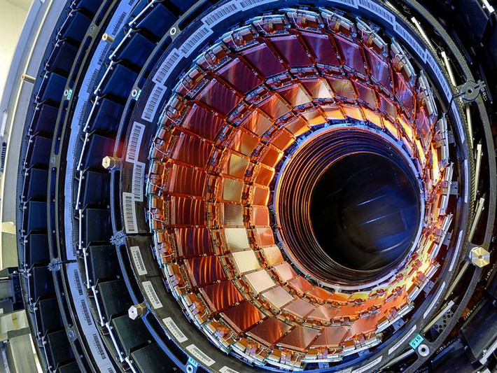 3. Giúp khám phá "Hạt của Chúa". Năm 2012, các nhà khoa học tại CERN đã tìm thấy hạt Higgs boson, một hạt cơ bản giúp giải thích tại sao vật chất có khối lượng. Đây là một trong những khám phá quan trọng nhất trong vật lý hiện đại. Ảnh: Pinterest.