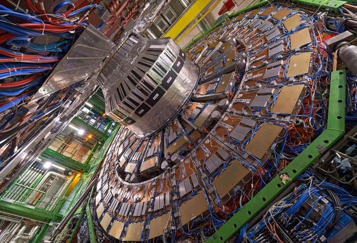 5 Máy gia tốc hạt lớn nhất thế giới có chu vi 27 km. Máy Gia Tốc Hạt Lớn (Large Hadron Collider – LHC) tại CERN, Thụy Sĩ, là máy gia tốc hạt lớn nhất hành tinh với chu vi 27 km và nằm sâu 100 mét dưới lòng đất. Ảnh: Pinterest.