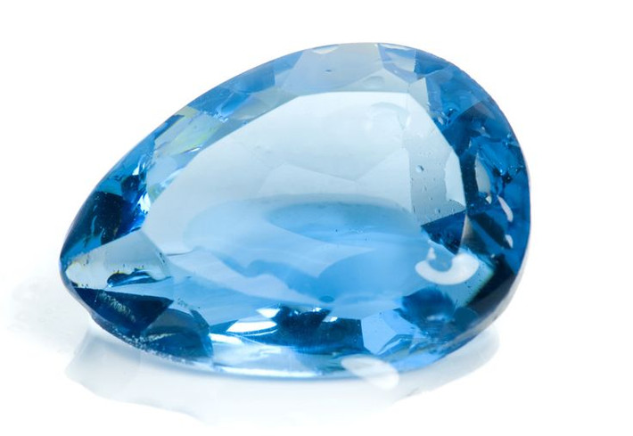 Là viên đá của tháng Ba. Trong tử vi phương Tây, Aquamarine là đá sinh của tháng Ba, tượng trưng cho sự bình yên, thanh lọc và may mắn, đặc biệt dành cho những người thuộc cung Song Ngư và Bạch Dương. Ảnh: Pinterest.