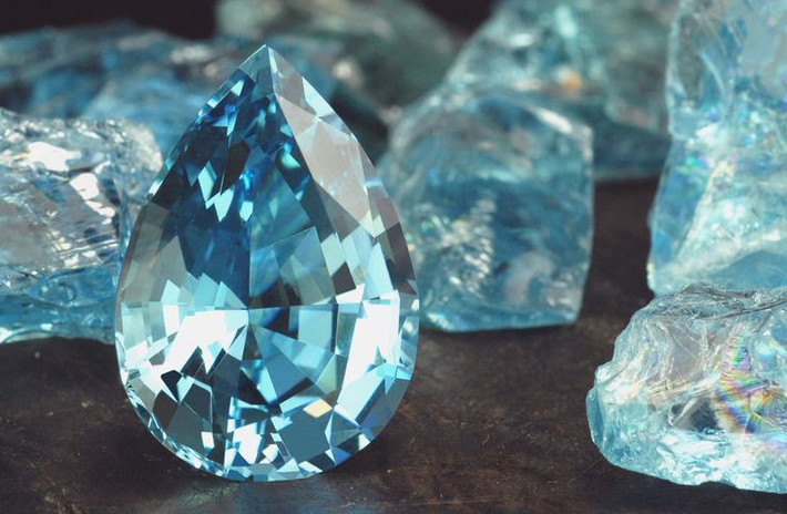 Càng trong suốt càng giá trị. Aquamarine có độ trong suốt cao, hiếm khi có tạp chất. Những viên đá không có vết nứt, độ tinh khiết cao và màu xanh đậm thường có giá trị cao hơn. Ảnh: Pinterest.