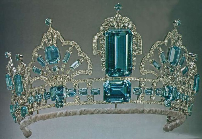 Được các hoàng gia yêu thích. Nhiều viên Aquamarine nổi tiếng thuộc về hoàng gia, điển hình là viên đá trên vương miện Aquamarine của Nữ hoàng Elizabeth II. Ảnh: Pinterest.