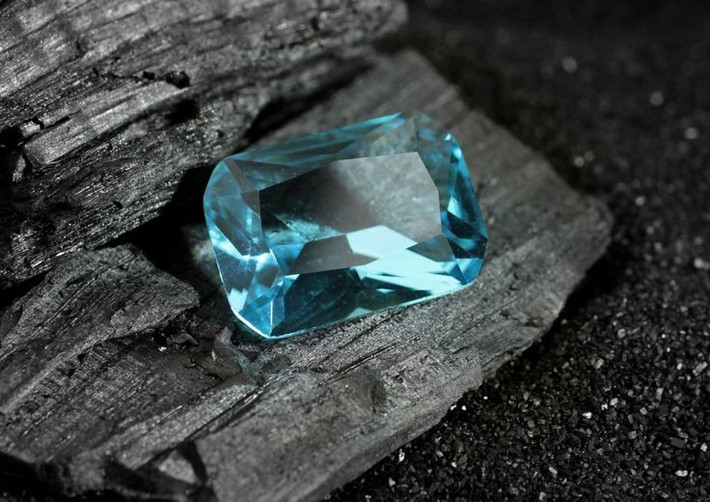 Màu sắc có thể thay đổi nhờ nhiệt. Một số viên Aquamarine có màu xanh nhạt có thể được nung ở nhiệt độ cao để chuyển sang màu đậm hơn. Ảnh: Pinterest.