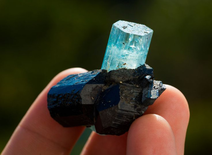 Có thể phát quang dưới tia X. Một số viên Aquamarine có thể phát ra ánh sáng đặc biệt khi chiếu tia X, do các thành phần khoáng chất bên trong. Ảnh: Pinterest.