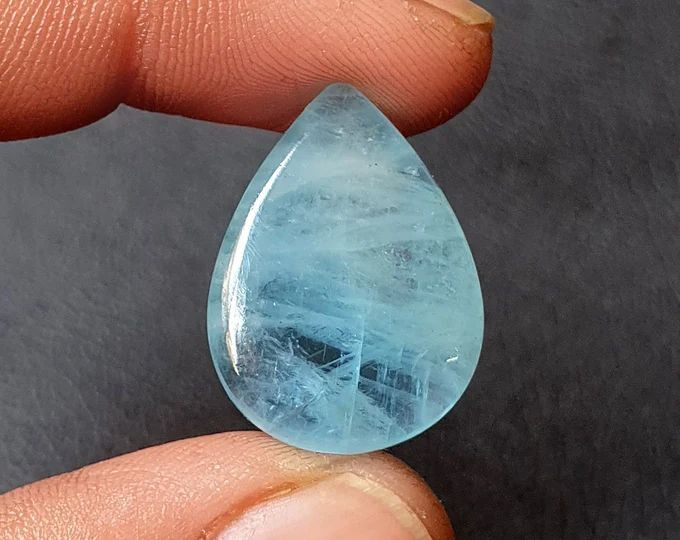 Tên gọi lấy cảm hứng từ biển cả. " Aquamarine" xuất phát từ tiếng Latinh: aqua (nước) và marina (biển), vì màu xanh đặc trưng của nó giống như nước biển trong vắt. Ảnh: Pinterest.