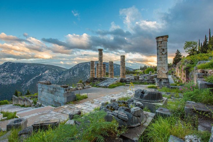 7. Người La Mã cũng tôn kính Delphi. Khi La Mã chinh phục Hy Lạp, họ vẫn coi Delphi là một nơi linh thiêng. Tuy nhiên, vào thế kỷ thứ 4 sau Công nguyên, Hoàng đế Theodosius I đã ra lệnh đóng cửa nơi này vì ảnh hưởng của Cơ đốc giáo. Ảnh: Pinterest.