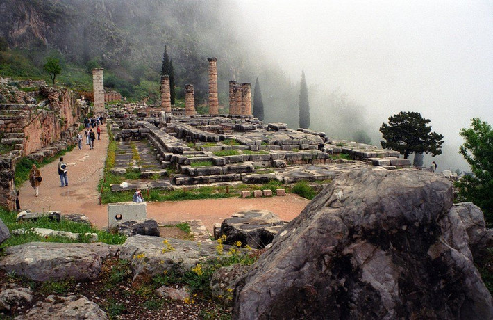 8. Delphi bị lãng quên trong nhiều thế kỷ. Sau khi bị đóng cửa, Delphi dần bị lãng quên và bị chôn vùi dưới lớp đất đá. Mãi đến thế kỷ 19, các nhà khảo cổ mới khai quật lại khu di tích huyền thoại này. Ảnh: Pinterest.
