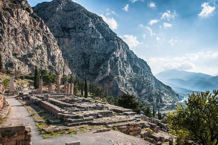 2. Nơi ở của thần Apollo và nữ tiên tri Pythia. Thánh địa Delphi là nơi thờ thần Apollo – vị thần ánh sáng, tiên tri và nghệ thuật. Ngôi đền chính ở đây là Đền thờ Apollo, nơi nữ tiên tri Pythia đưa ra những lời sấm truyền bí ẩn. Ảnh: Pinterest.