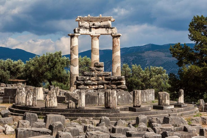 5. Các thành bang Hy Lạp tranh nhau cống nạp cho Delphi. Do sự quan trọng của lời tiên tri, nhiều thành bang Hy Lạp đã xây dựng các nhà kho báu tại Delphi để lưu giữ lễ vật dâng lên thần Apollo, thể hiện quyền lực và sự giàu có của họ. Ảnh: Pinterest.