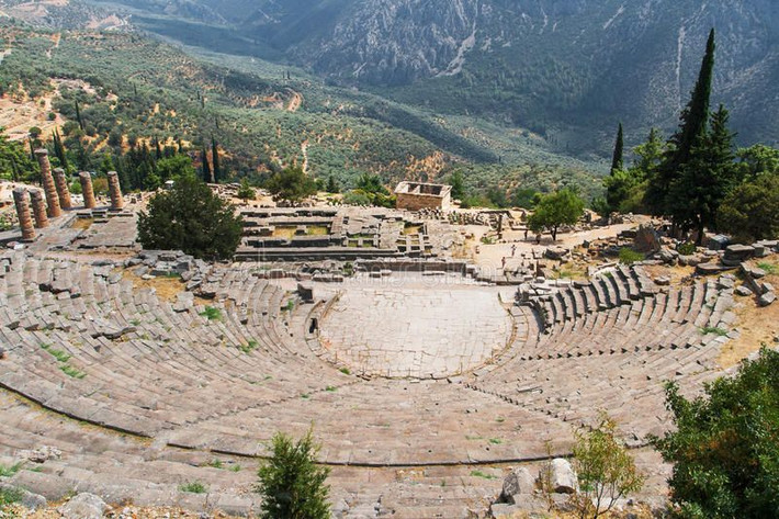 6. Có một nhà hát và một sân vận động tuyệt đẹp. Delphi không chỉ là nơi tôn giáo mà còn là trung tâm văn hóa. Nhà hát cổ có sức chứa khoảng 5.000 khán giả, và sân vận động gần đó có thể tổ chức các cuộc thi thể thao lớn. Ảnh: Pinterest.