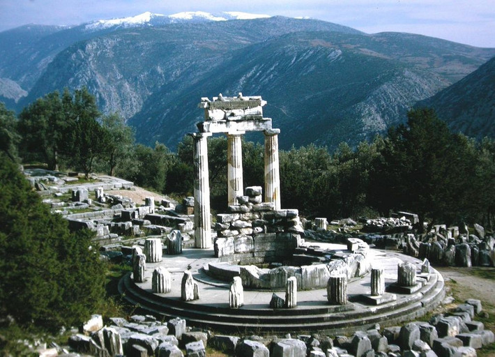 1. Delphi từng được coi là "Trung tâm của thế giới". Người Hy Lạp tin rằng thần Zeus đã thả hai con đại bàng từ hai đầu thế giới, và chúng gặp nhau ở Delphi. Tại đây, họ đặt một hòn đá thiêng gọi là Omphalos (nghĩa là "rốn của thế giới"). Ảnh: Pinterest.