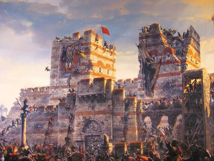 3. Thành phố có hệ thống phòng thủ gần như bất khả xâm phạm. Constantinople nổi tiếng với các bức tường thành kiên cố, từng giúp thành phố đứng vững trước nhiều cuộc tấn công suốt hàng thế kỷ trước đó. Ảnh: Pinterest.