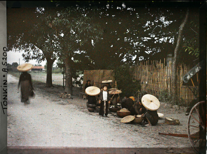 Những người bán gạo bên đường.