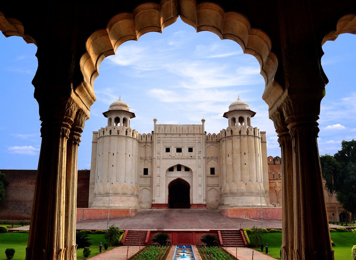 Hiện nay, nguồn gốc của pháo đài Lahore vẫn là một ẩn số do các tư liệu lịch sử về nó đã bị mất mát. Tuy nhiên, các bằng chứng khảo cổ học được tìm thấy chứng minh rằng những công trình đầu tiên của pháo đài được xây dựng từ khoảng trước năm 1025. Ảnh: Rohaan Bhatti.