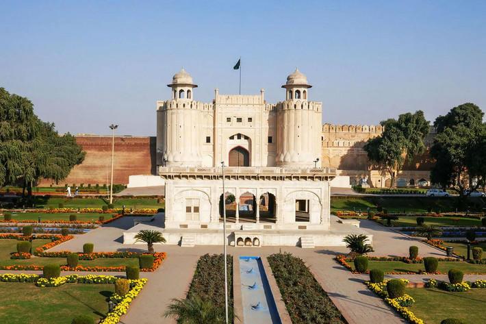 Nằm ở góc Tây Bắc của bức tường thành bao quanh thành phố Lahore của Pakistan, pháo đài cổ Lahore là một di sản kiến trúc quý giá của đế quốc Mogul - vương triều cai trị tiểu lục địa Ấn Độ từ thế kỷ 16-19. Ảnh: Britannica.