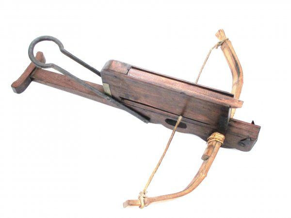 Loại nỏ này được thiết kế để tự động đưa các mũi tên vào rãnh bắn, giúp rút ngắn đáng kể thời gian ngắt quãng giữa các lần bắn của cung thủ.