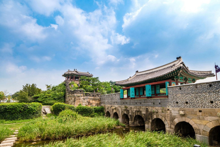 Qua những công trình còn lại, có thể khẳng định thành cổ Hwaseong là minh chứng cho sự sáng tạo trong thiết kế cảnh quan, kiến trúc cũng như sự kỹ thuật xây dựng điêu luyện của người Triều Tiên xưa. Ảnh: KoreabyMe.